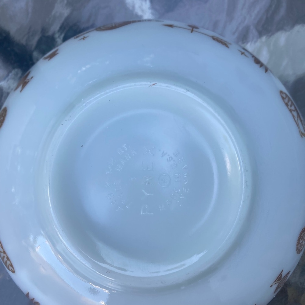 Vintage Pyrex 11” American Pattern Spout and Handle Ovenware Serving Bowl - Picture 3 of 8
